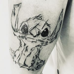 tatouage de Stitch sur le bras